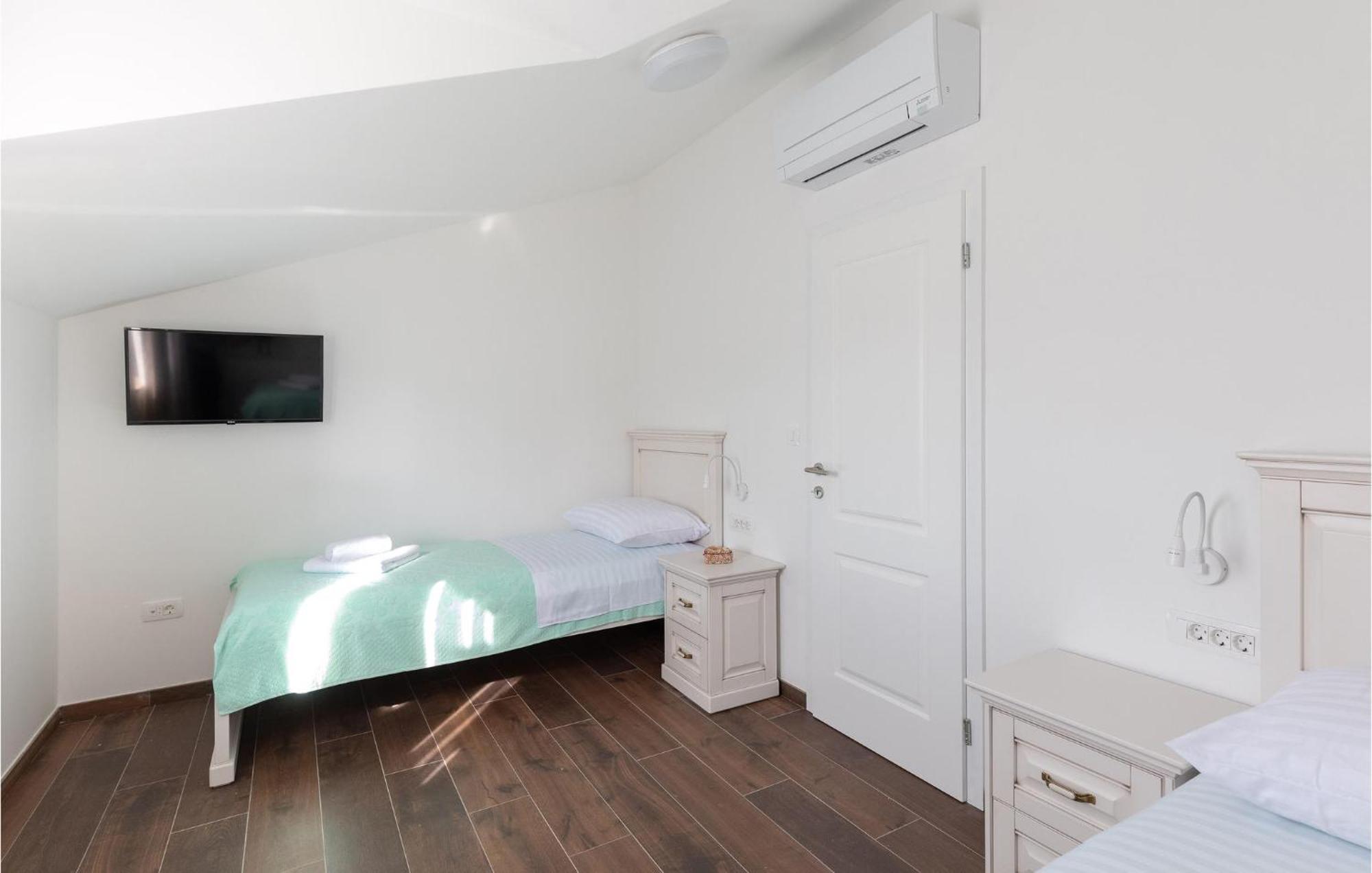 Lovely Home In Klek With House A Panoramic View Buitenkant foto